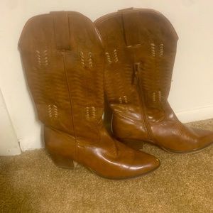 Stylish cowboys boots 8 .5  can fit a 8 foot